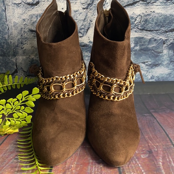 B Makowsky Suede Bold Gold Chain Link Heeled Booties - Picture 3 of 12